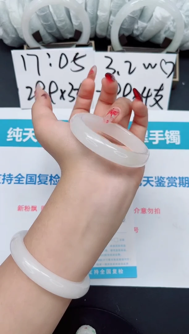 【闪购商品】石英质玉手镯合金b160