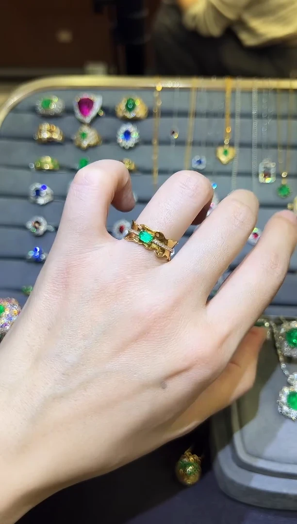 18K金镶嵌戒指祖母绿0.32CT