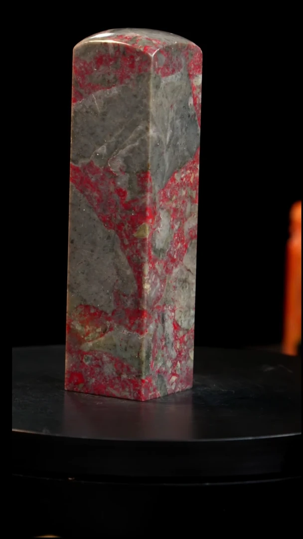 鸡血石牛角鸡血石