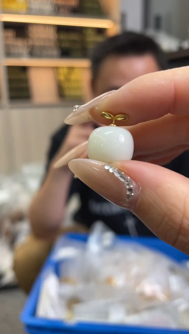 和田玉18K金镶嵌颈饰多样性发一件