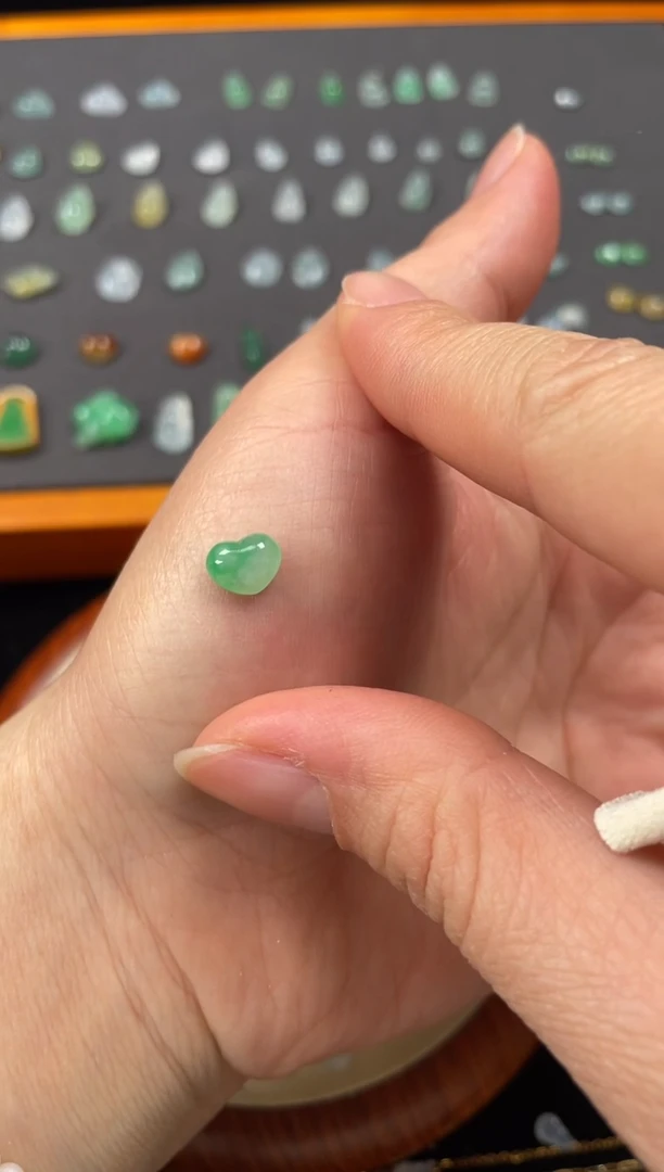 吊坠(不含链)18K金镶嵌翡翠一个JK301