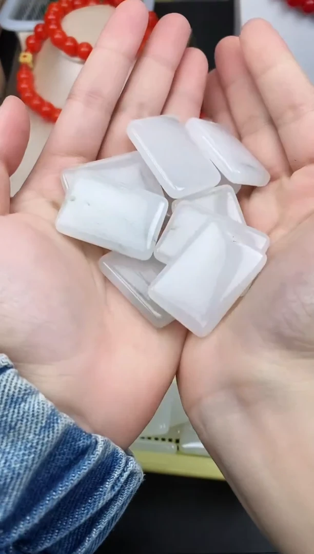 颈饰未镶嵌石英质玉无事牌