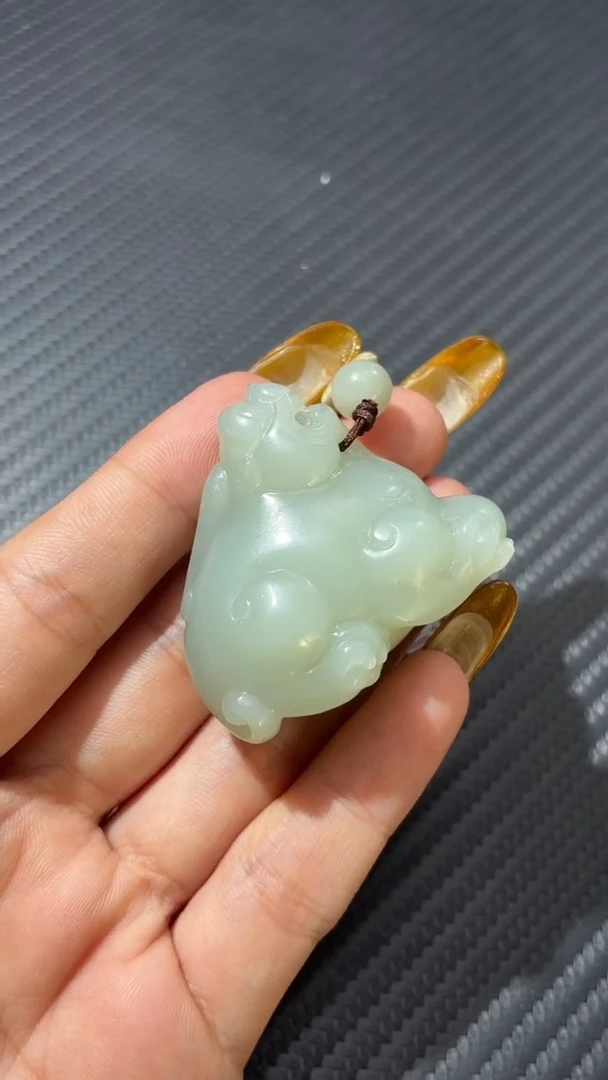 颈饰未镶嵌和田玉（青白玉）且末近矿貔貅吊坠微色差