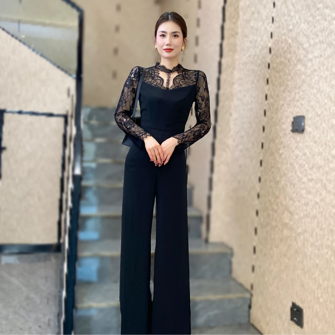 【俊英】时尚连体裤女2025夏新款纯色蕾丝短袖拼接减龄显瘦连体衣