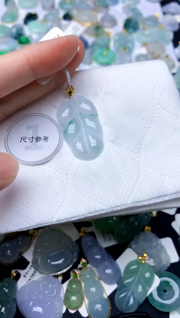 颈饰18K金镶嵌翡翠天然A货翡翠