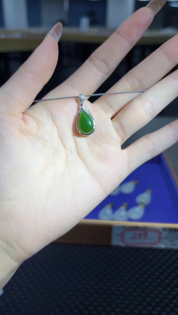 吊坠(赠链)未镶嵌和田玉和田玉吊坠多样性发一