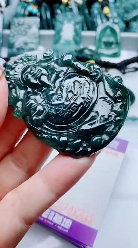 颈饰未镶嵌翡翠