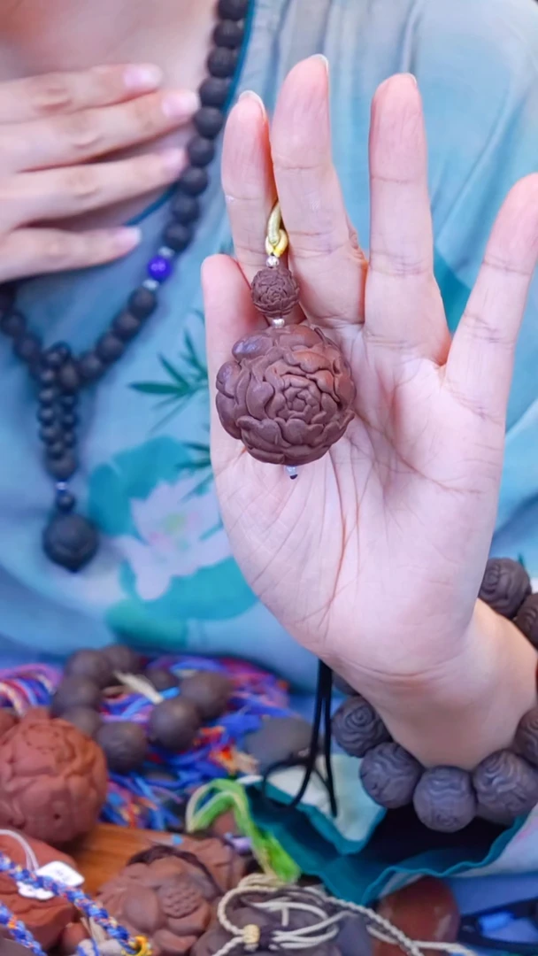 鱼*刺龙涎，3.7牡丹花，1颗做成吊坠（微瑕）