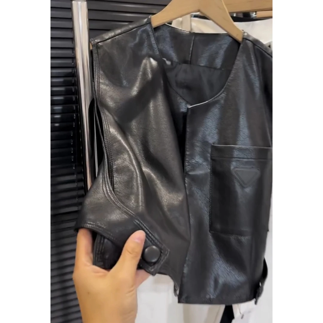 景倩妮黑色时髦设计感无袖皮马甲2025年早秋新款显瘦宽松洋气上衣