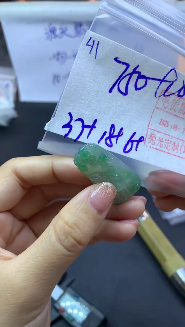 未镶嵌定制翡翠41鹿牌*760元毛货需精抛光