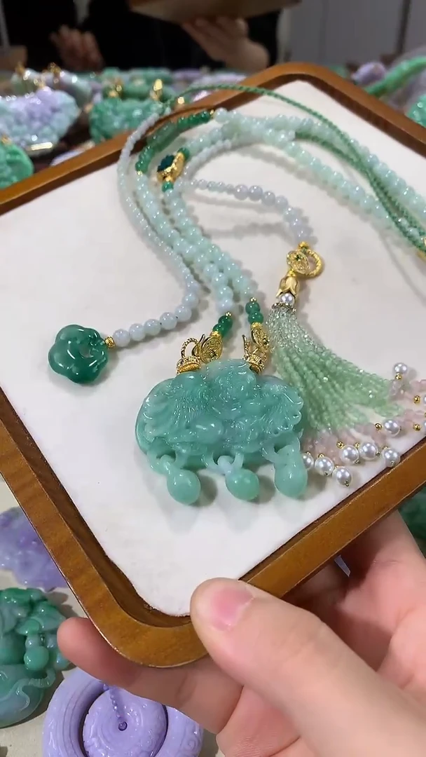 颈饰未镶嵌翡翠吊坠