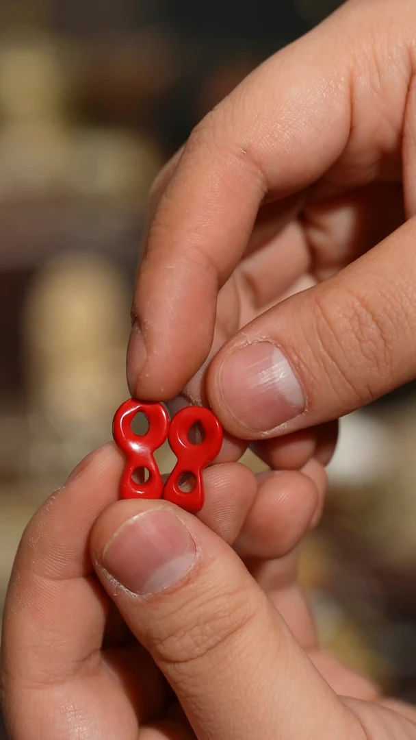 把件柏香籽/百香籽红色料质八字环一对