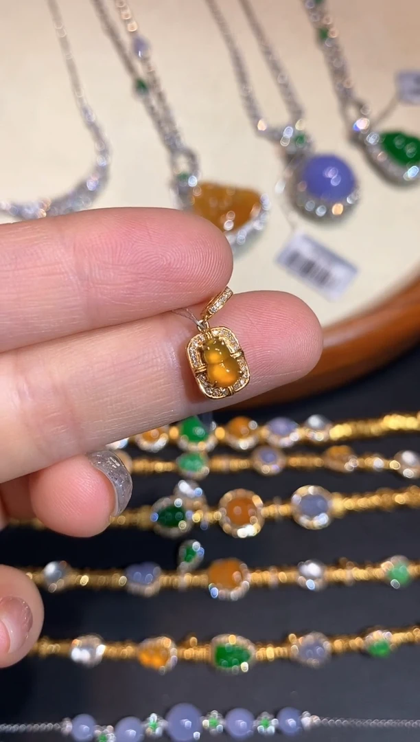 颈饰18K金镶嵌翡翠吊坠