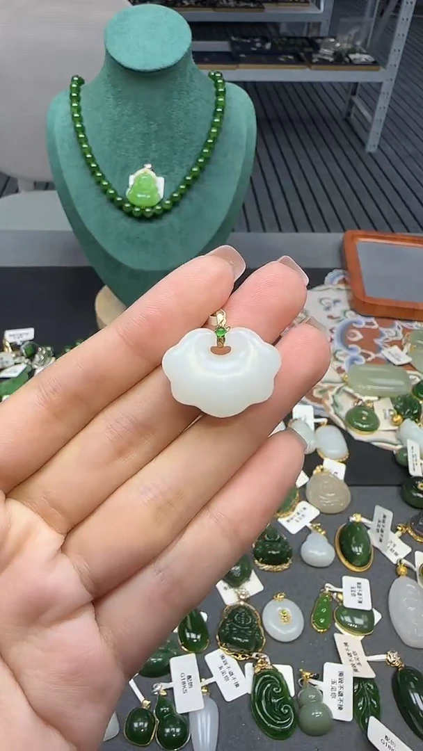 18K金镶嵌和田玉挂件1