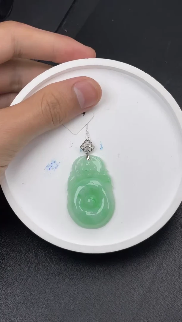 翡翠18K金镶嵌颈饰福贝