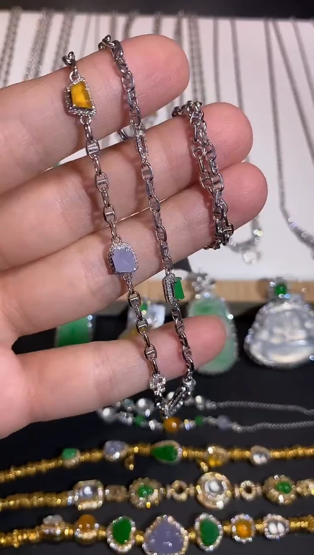 颈饰18K金镶嵌翡翠项链