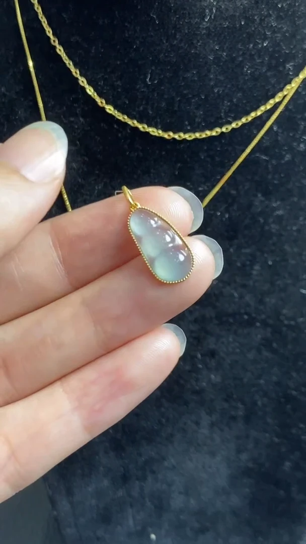 翡翠18K金镶嵌颈饰吊坠