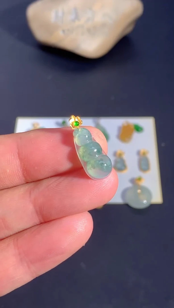 颈饰18K金镶嵌翡翠