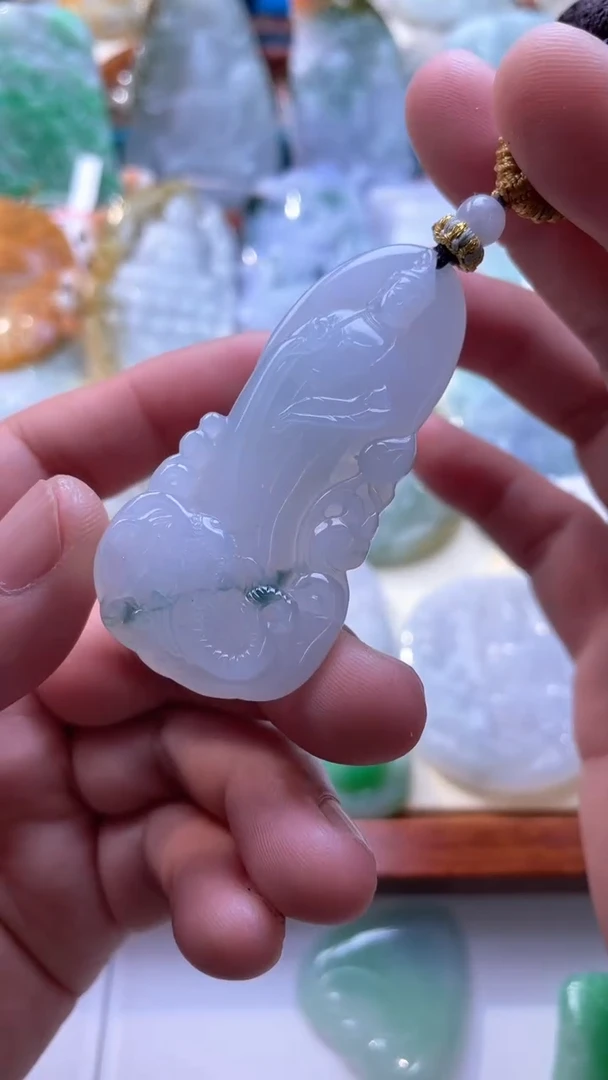 翡翠未镶嵌颈饰观音