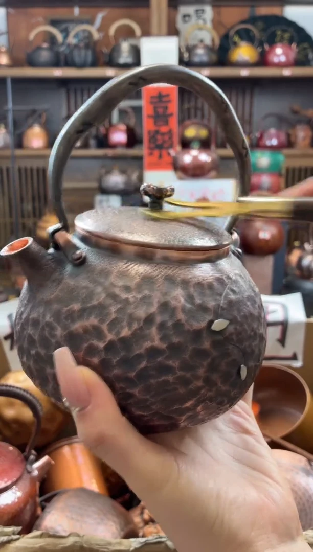 黑石头纹银钉提梁壶