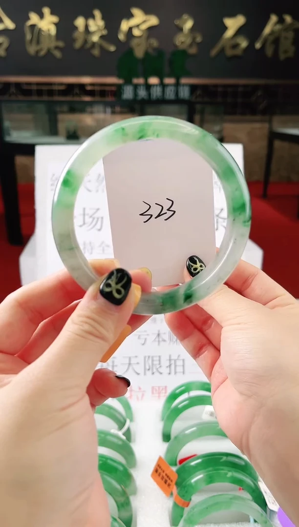 未镶嵌手镯石英质玉（非洲翠）微瑕，一经发货，运费不退介意勿拍