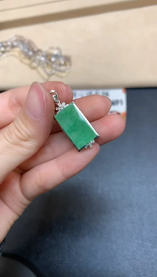 【闪购商品】翡翠颈饰18K金镶嵌【无鉴赏期