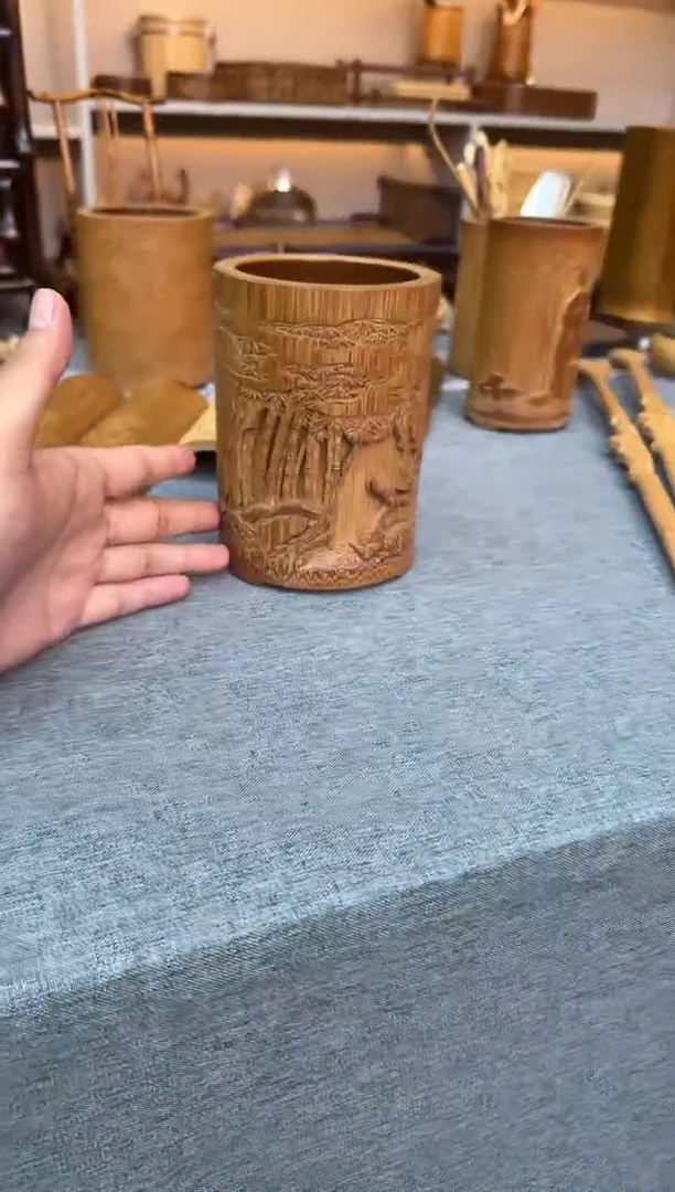 竹手工艺雕刻竹鹿笔筒