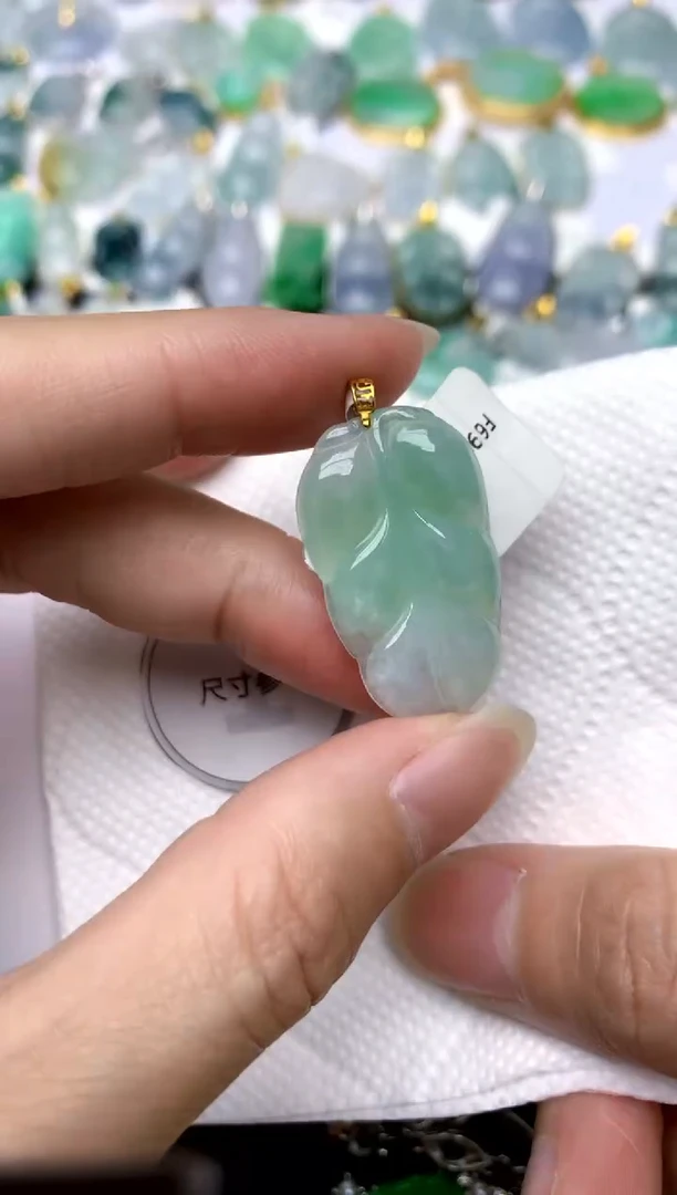 颈饰18K金镶嵌翡翠天然A货翡翠