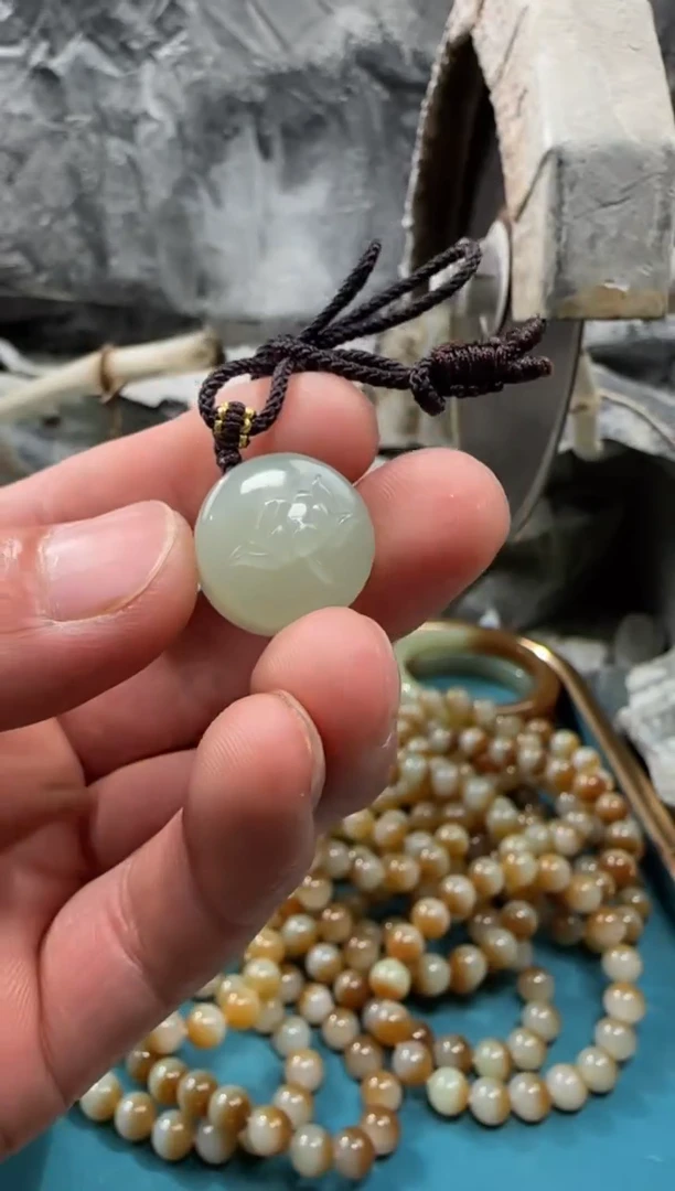 和田玉未镶嵌颈饰吊坠