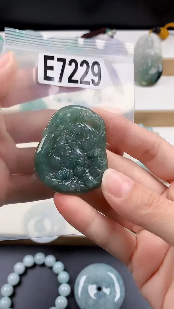 颈饰未镶嵌翡翠天然翡翠吊坠挂件