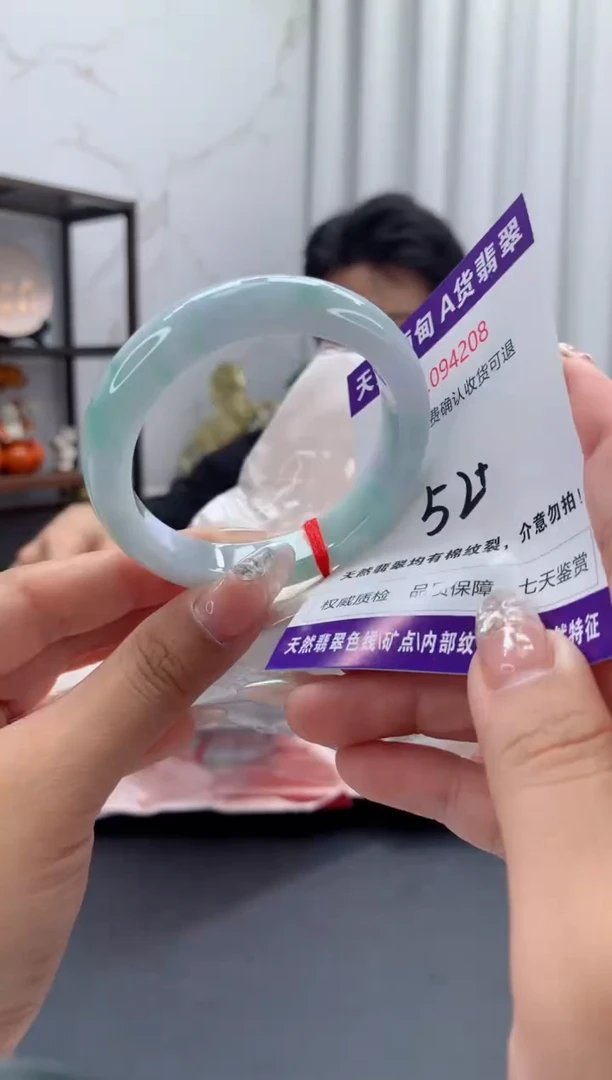 未镶嵌手镯翡翠有纹，完美者勿拍