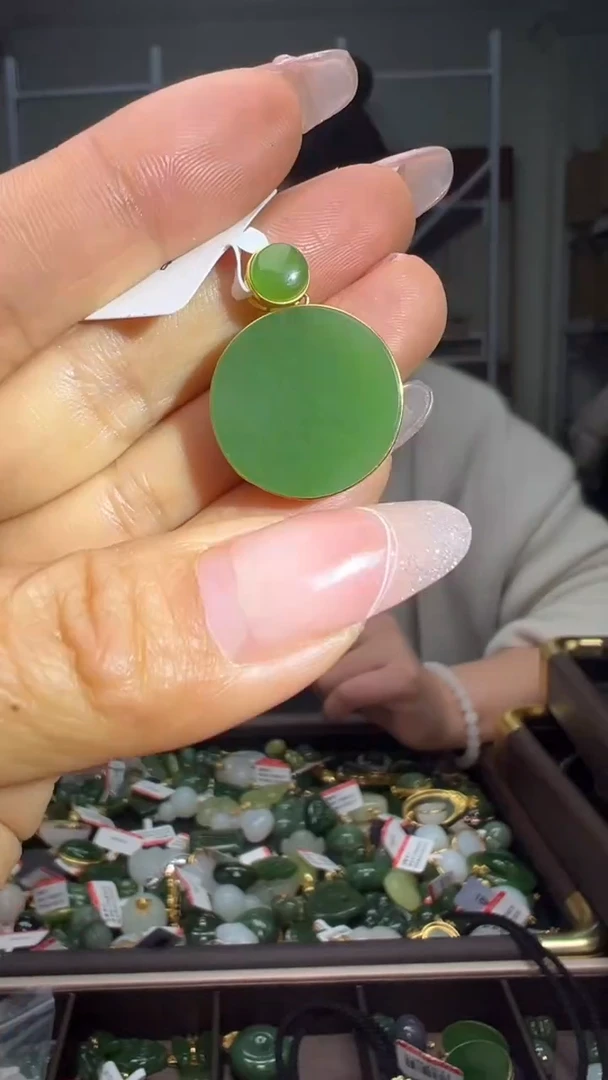 颈饰18K金镶嵌和田玉（多样性发货.发其一)1.02.06