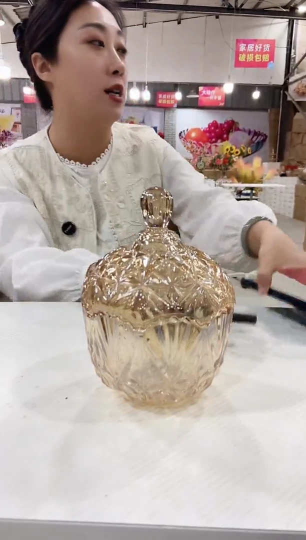 金色大号冰花糖果罐一个