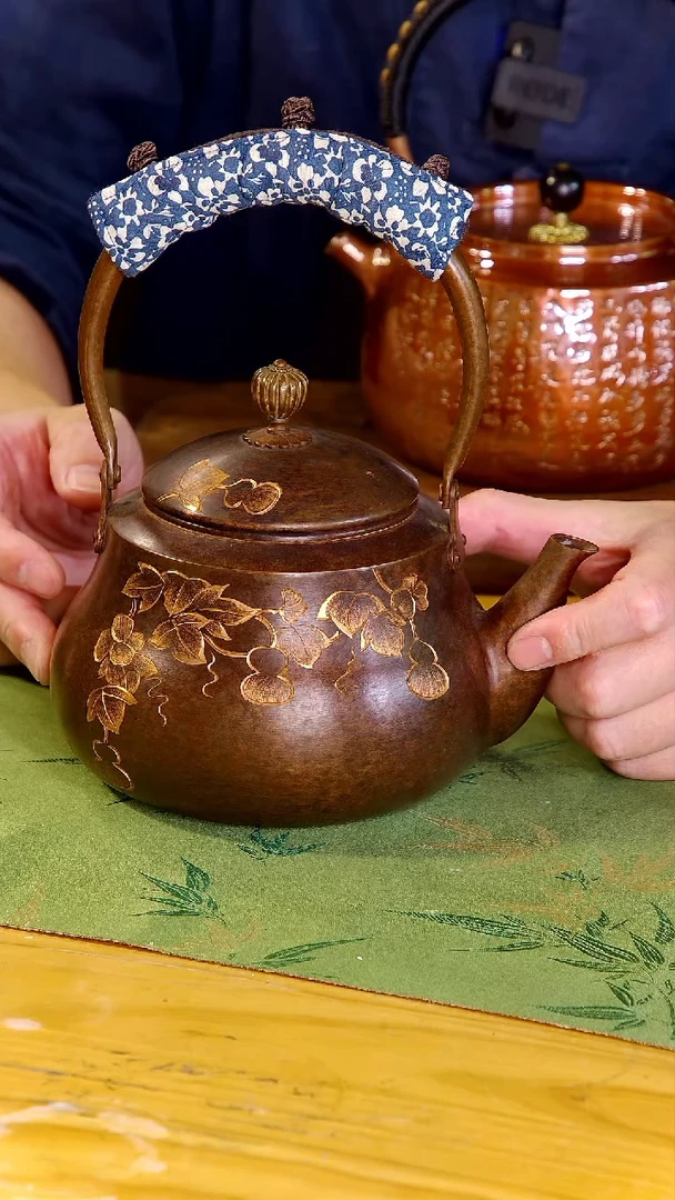 紫铜葫芦錾刻提梁