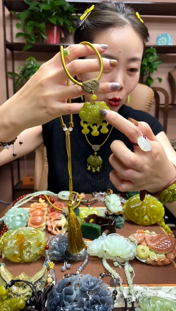 未镶嵌岫玉吊坠多样性发货发其中之一
