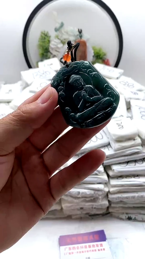 翡翠未镶嵌颈饰大日如来