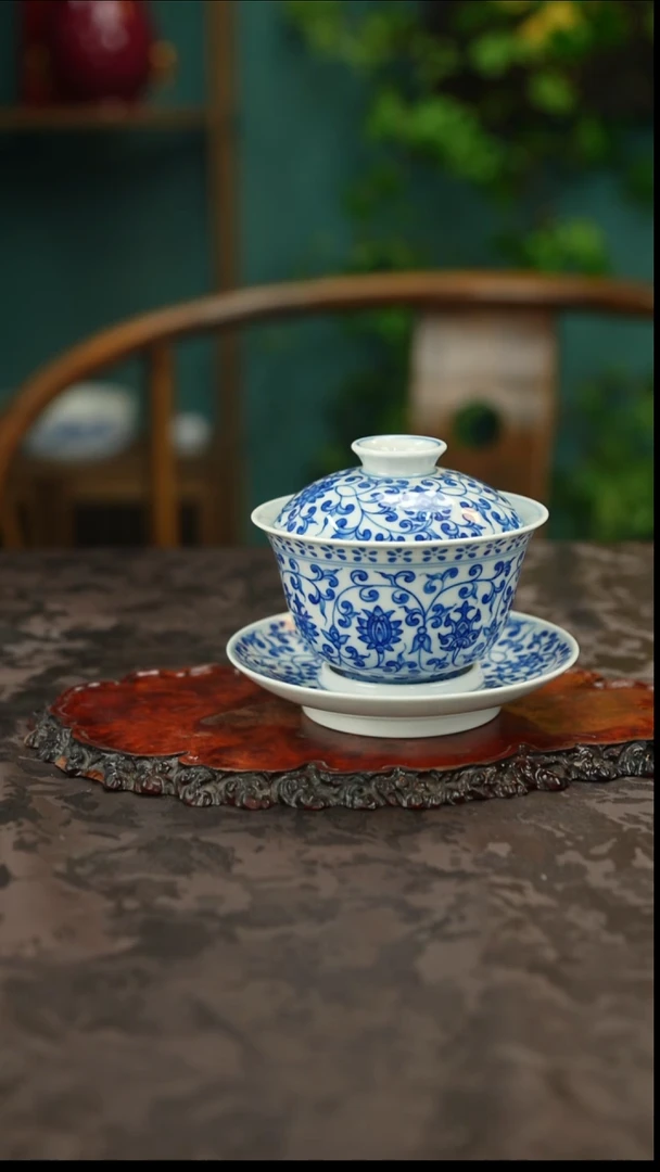 青花手绘缠枝莲三才盖碗