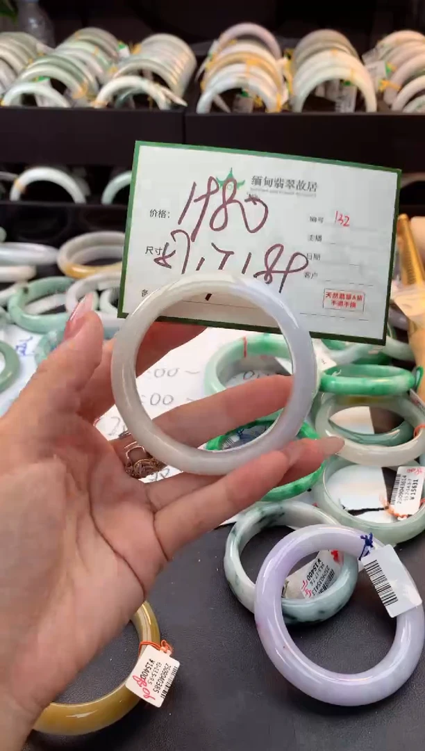 未镶嵌定制翡翠毛货需精细抛光+多人