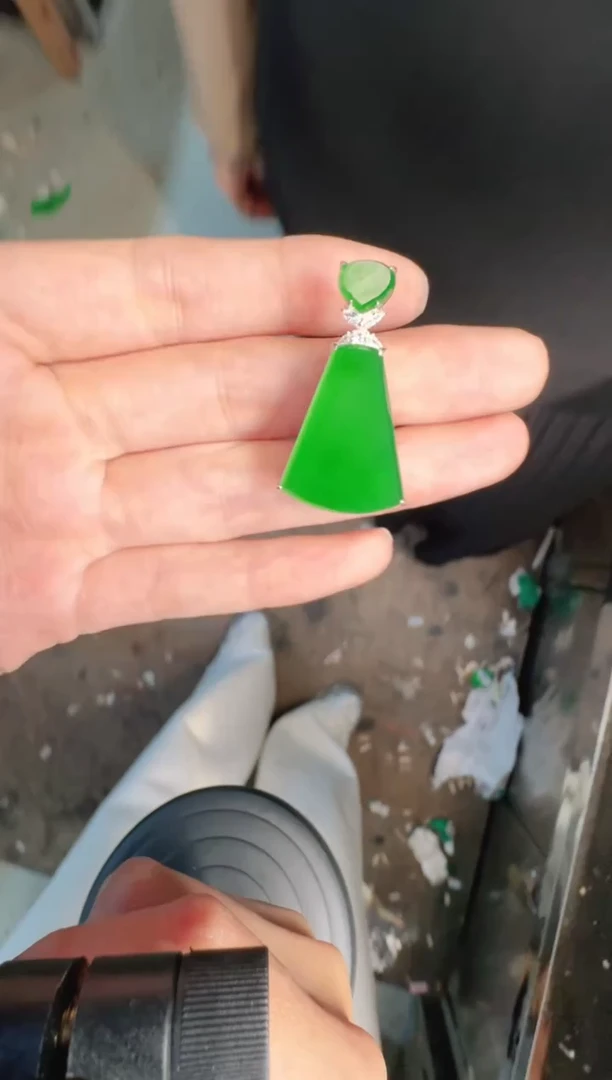 未镶嵌定制翡翠A货有轻微色差属于正常现象，无事牌1