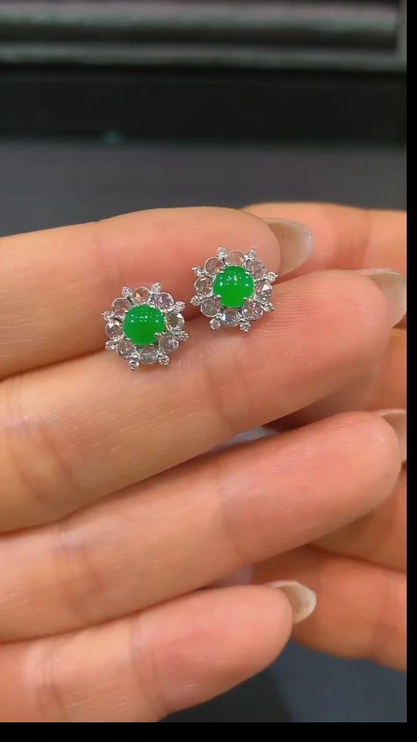 18K金镶嵌翡翠耳饰耳钉