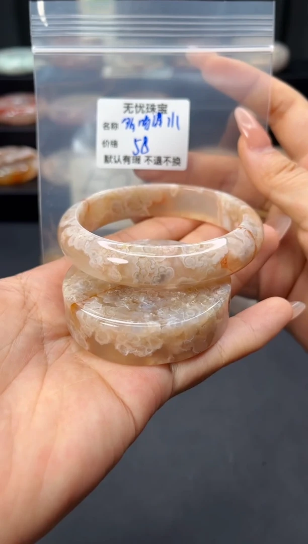未镶嵌手镯石英质玉多***?默认有瑕 不退不换