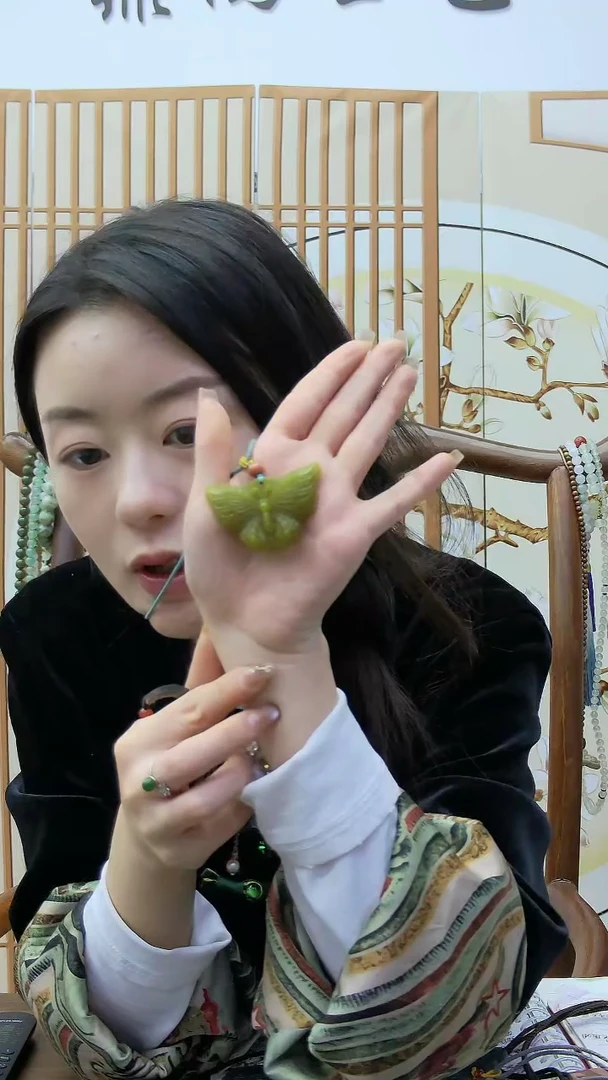 【闪购商品】蛇纹石玉蝴蝶未镶嵌挂件