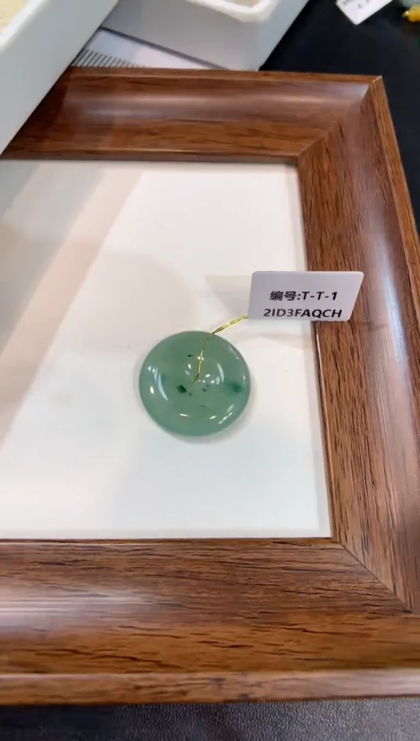 颈饰未镶嵌翡翠平安扣