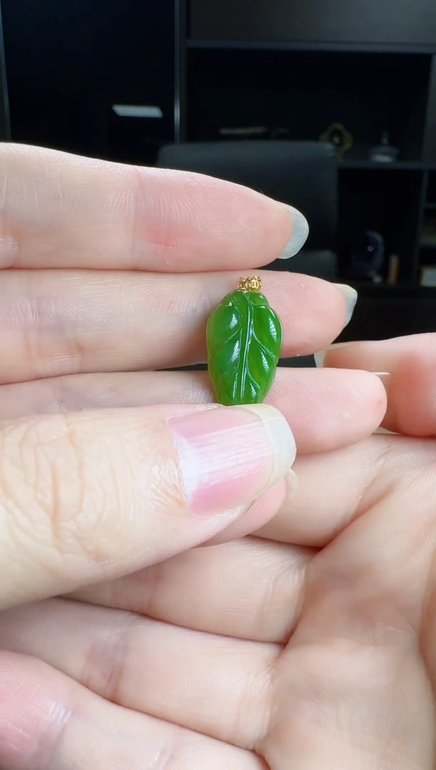 颈饰18K金镶嵌和田玉树叶吊坠