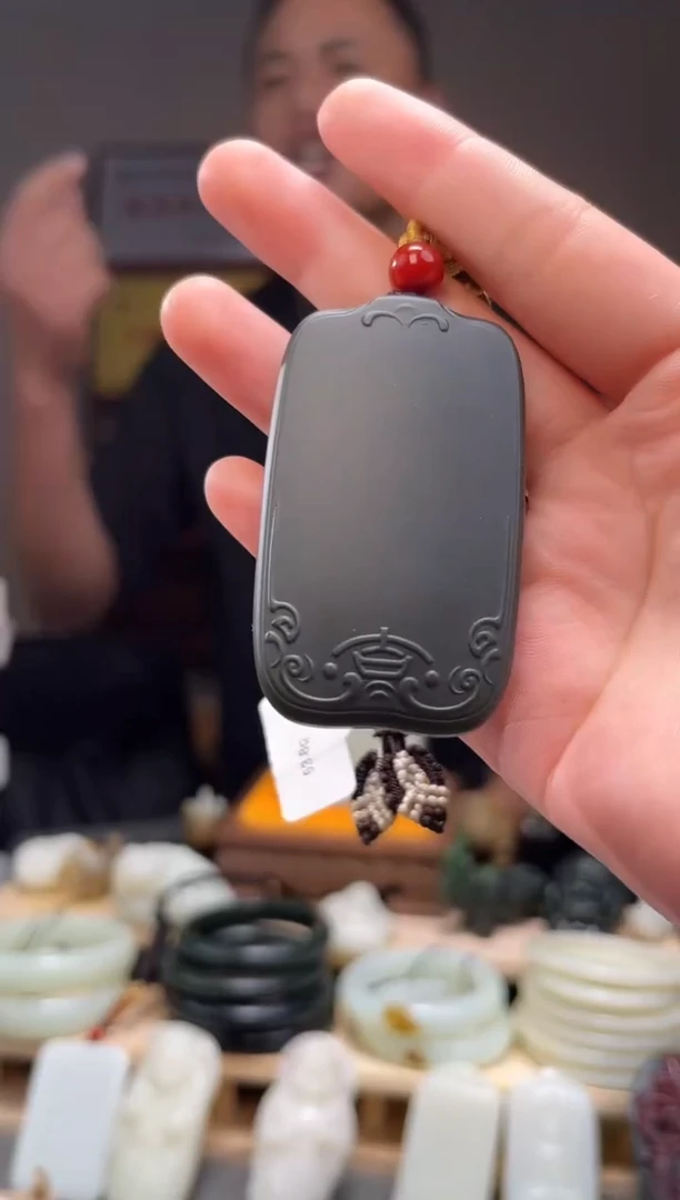 颈饰未镶嵌和田玉吊坠