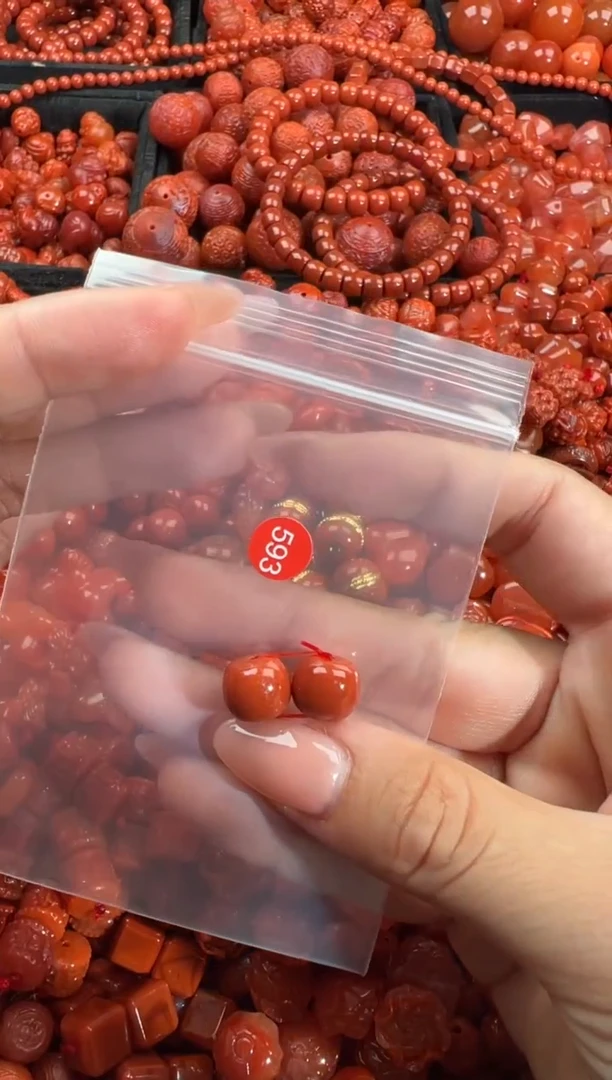 南红玛瑙未镶嵌颈饰1