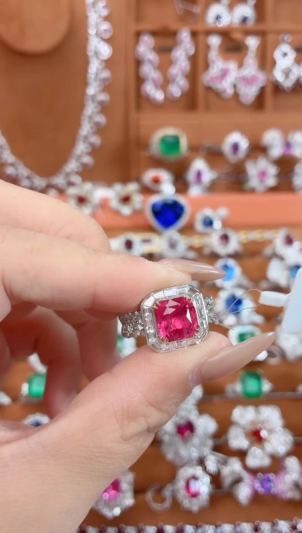 18K金镶嵌戒指尖晶石-3.58克拉