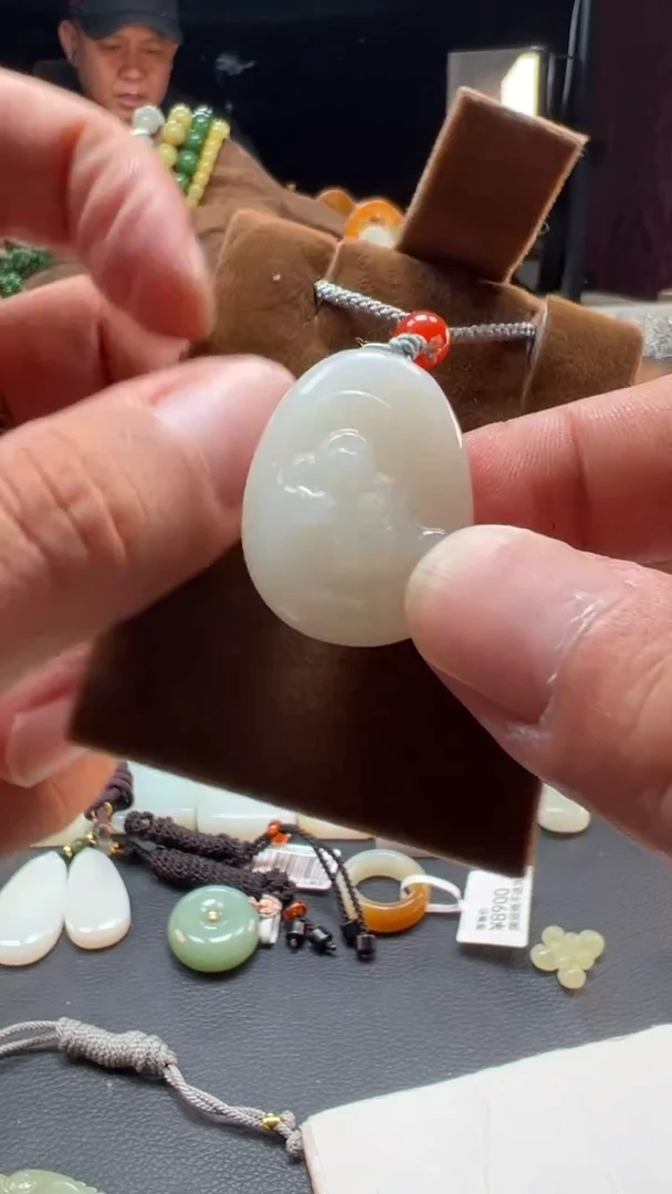 吊坠(赠链)未镶嵌和田玉和田玉佛公吊坠