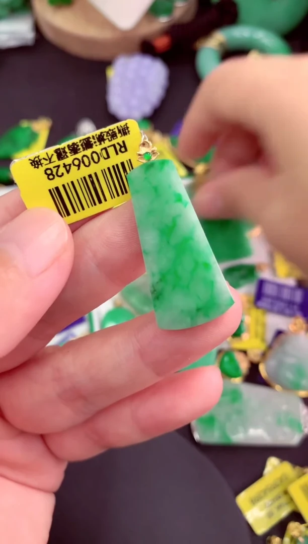 颈饰18K金镶嵌翡翠挂件