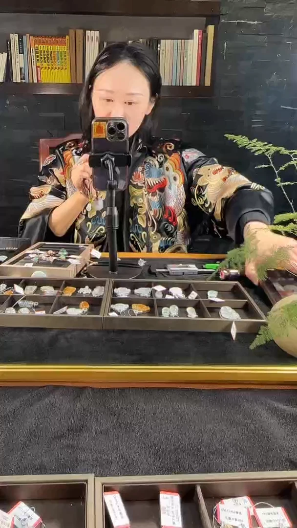 【闪购商品】翡翠颈饰18K金镶嵌翡翠平安扣